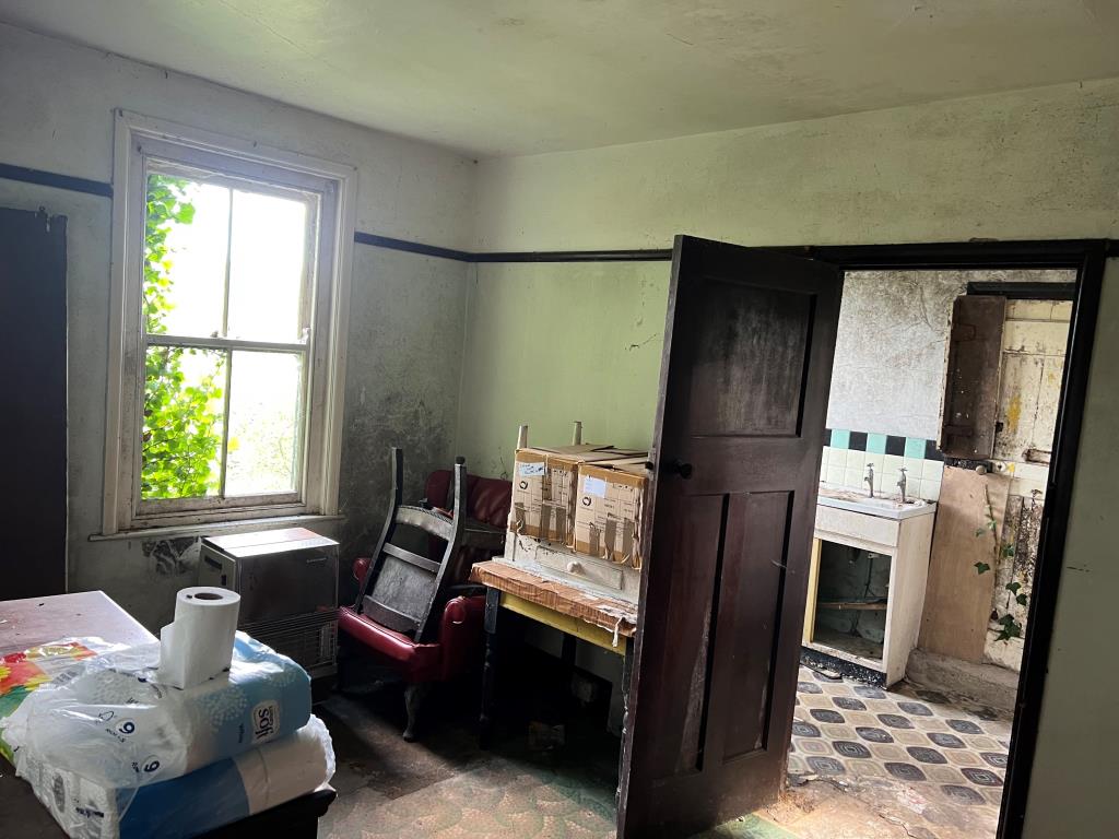 Lot: 102 - DETACHED BUNGALOW FOR UPDATING OR REPLACEMENT - Dining room